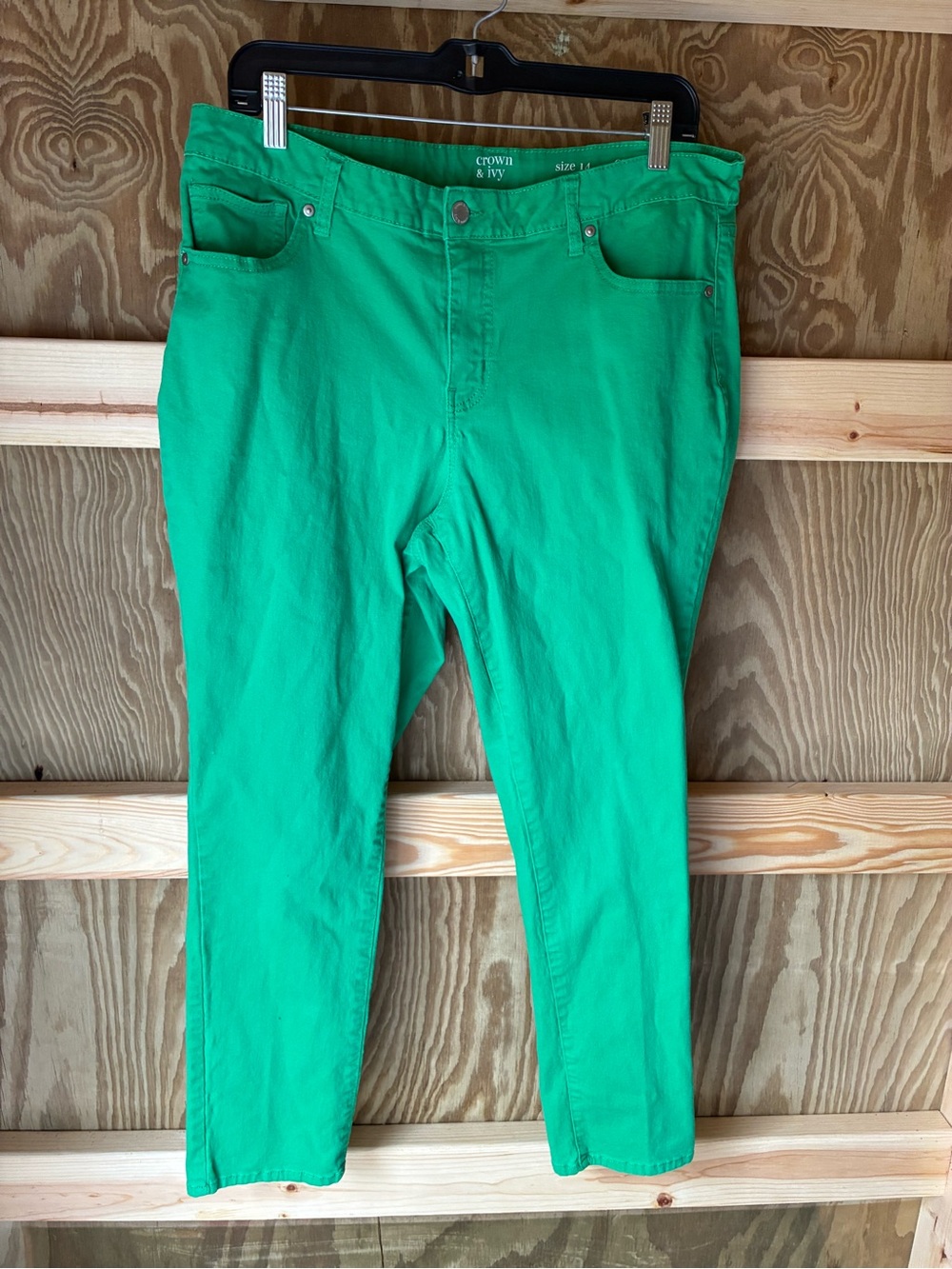 crown & ivy women’s crop green jeans